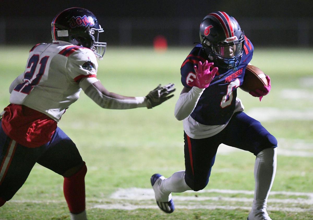 San Joaquin Memorial’s Donovan Harris, right, cashed by Garza’s Lee Williams, left, runs the ball in for Memorial’s third touchdown against Garza in the first quarter Friday, Oct. 21, 2022 in Fresno.