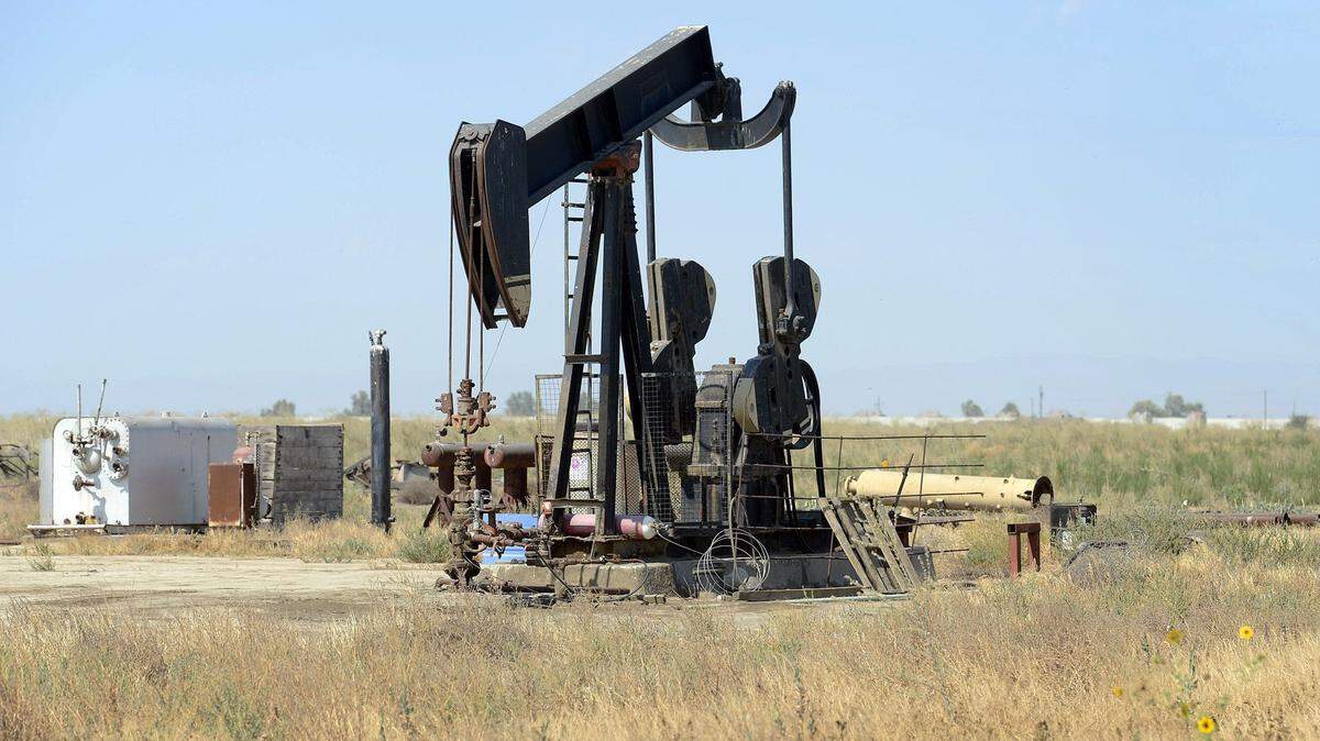 An oil pump jack is seen in a field just outside of Riverdale Thursday, July 30, 2015. Scattered throughout the agricultural fields of Fresno County are thousands of oil and gas wells producing millions of barrels of crude oil and billions of cubic feet of gas each year.