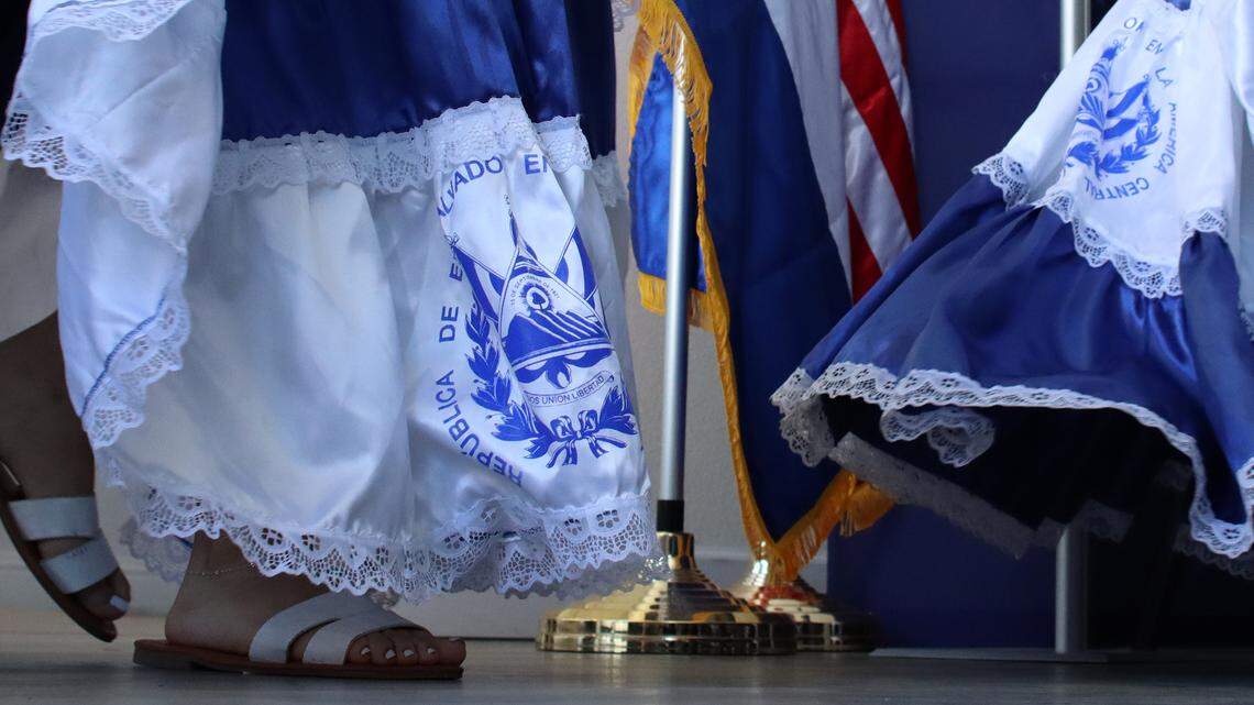 Las faldas de las niñas que realizan un baile salvadoreño durante la ceremonia de apertura del Consulado de El Salvador en el noreste de Fresno lucen la insignia de la nación.