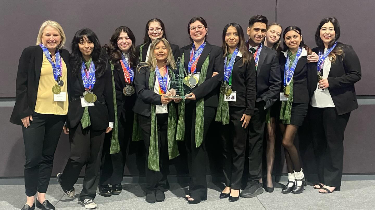 Hallmark Academy obtuvo el título de la División V en las Nacionales del Decatlón Académico de Estados Unidos celebradas del 26 al 28 de abril en Pittsburg. La escuela de Sanger, con alrededor de 160 estudiantes, también terminó en décimo lugar en general.