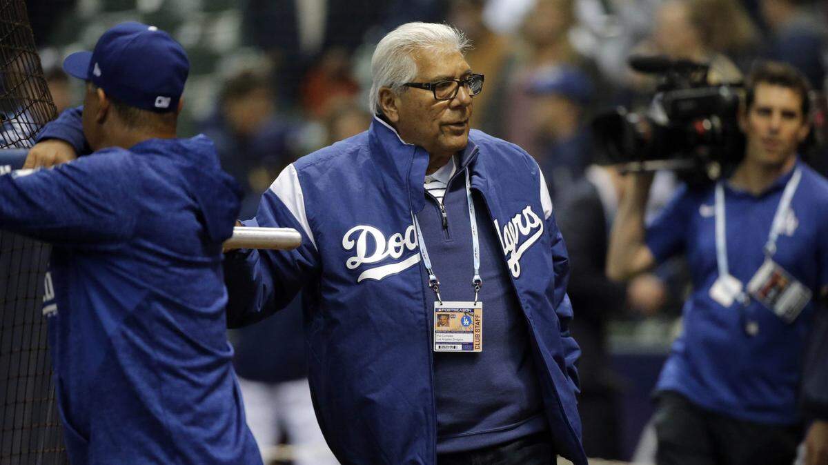 Oct 12, 2018; Milwaukee, WI, USA; El asistente de la oficina frontal de Dodgers de Los Ángeles, Pat Corrales, asiste a la práctica de bateo antes del primer juego de la serie de playoffs de beisbol de la Serie de Campeonato de la Liga Nacional de 2018 contra los Brewers de Milwaukee, en el Miller Park. Crédito obligatorio: Jon Durr-USA TODAY Sports