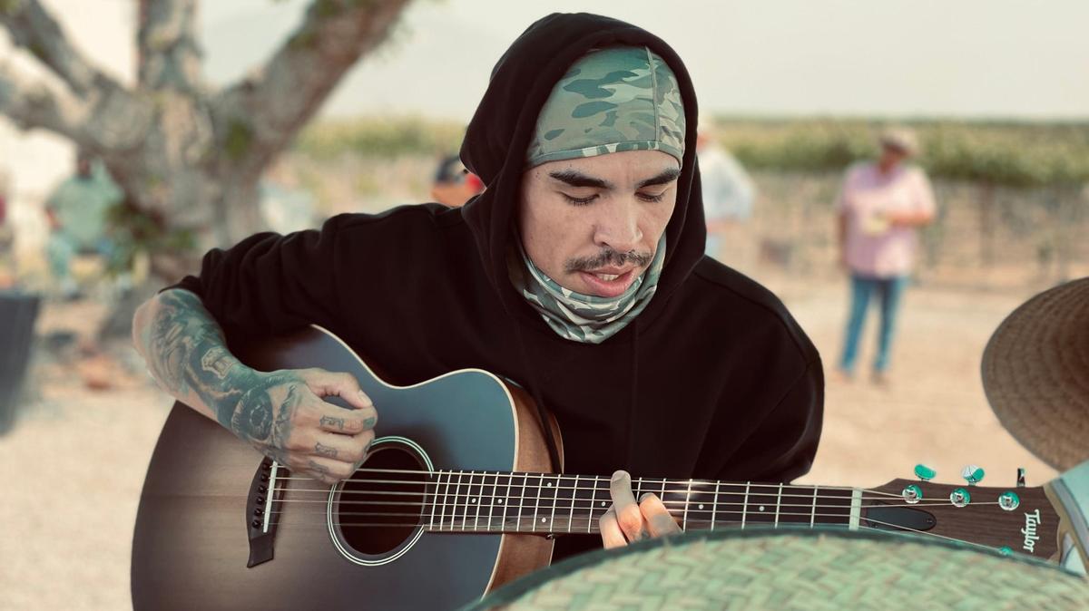 Mexican singer Erick Aragón, better known as Codiciado, recently joined forces with La Campesina radio station to honor agricultural workers in Fresno County making an April 19 stop in Reedley to bring a hot lunch to a selected crew of farmworkers.