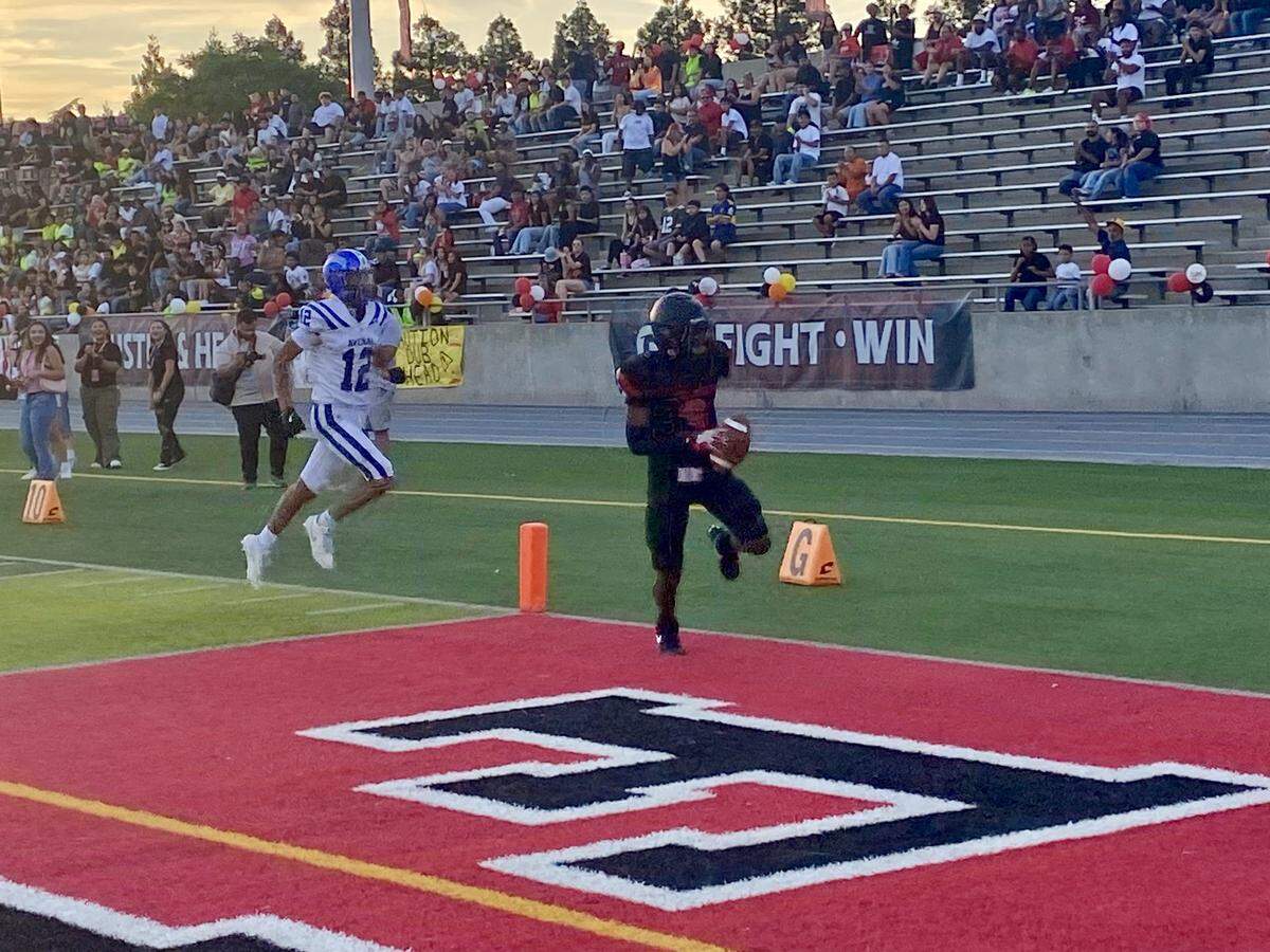 Julyen Scott of McLane scores a touchdown for McLane against Avenal in the first half at McLane Stadium on Thursday, Aug. 21, 2025.