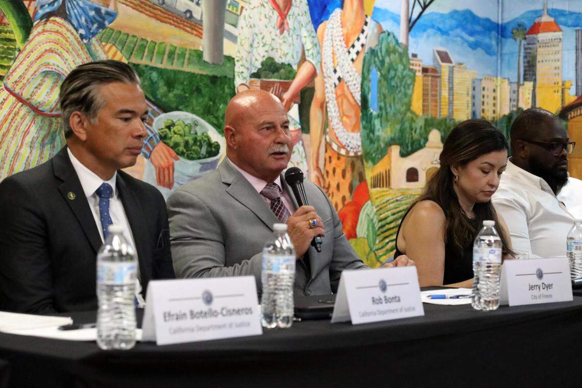 El alcalde de Fresno, Jerry Dyer (centro), interviene durante la mesa redonda contra el odio organizada por el procurador general de California, Rob Bonta, el martes 12 de septiembre, en Fresno.