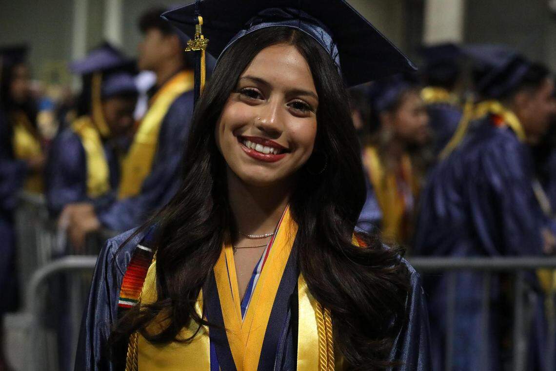 Joslyn Conchas, estudiante de último año de Sunnyside High School, irá a UC Merced en el otoño como parte del grupo inaugural del programa PRIME+ BS/MD del Valle de San Joaquín. Conchas se graduó Summa Cum Laude con un GPA de 4.32 el 6 de junio, en el Save Mart Center con la generación de 2023 de Sunnyside High School.