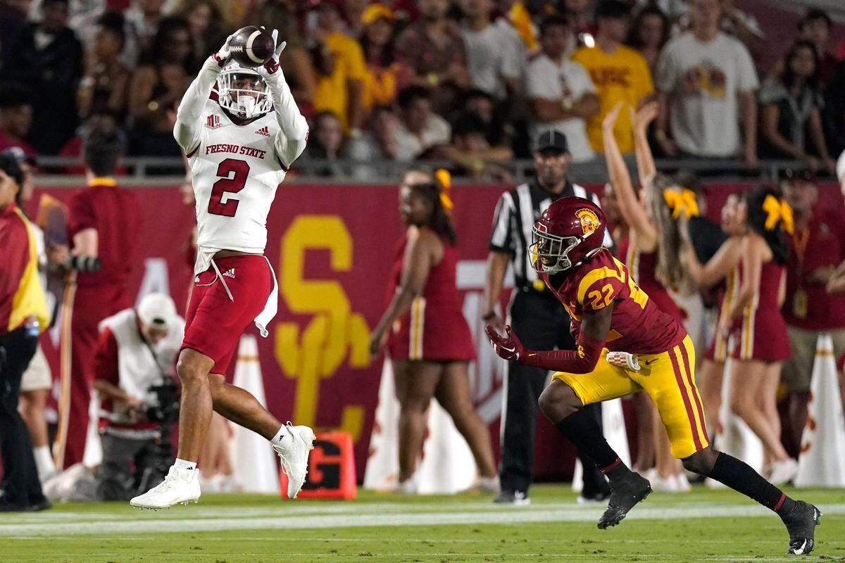 Fresno State wide receiver Zane Pope, left, catches a pass as Southern California defensive back Ceyair Wright defends during the first half of an NCAA college football game Saturday, Sept. 17, 2022, in Los Angeles. (AP Photo/Mark J. Terrill)
