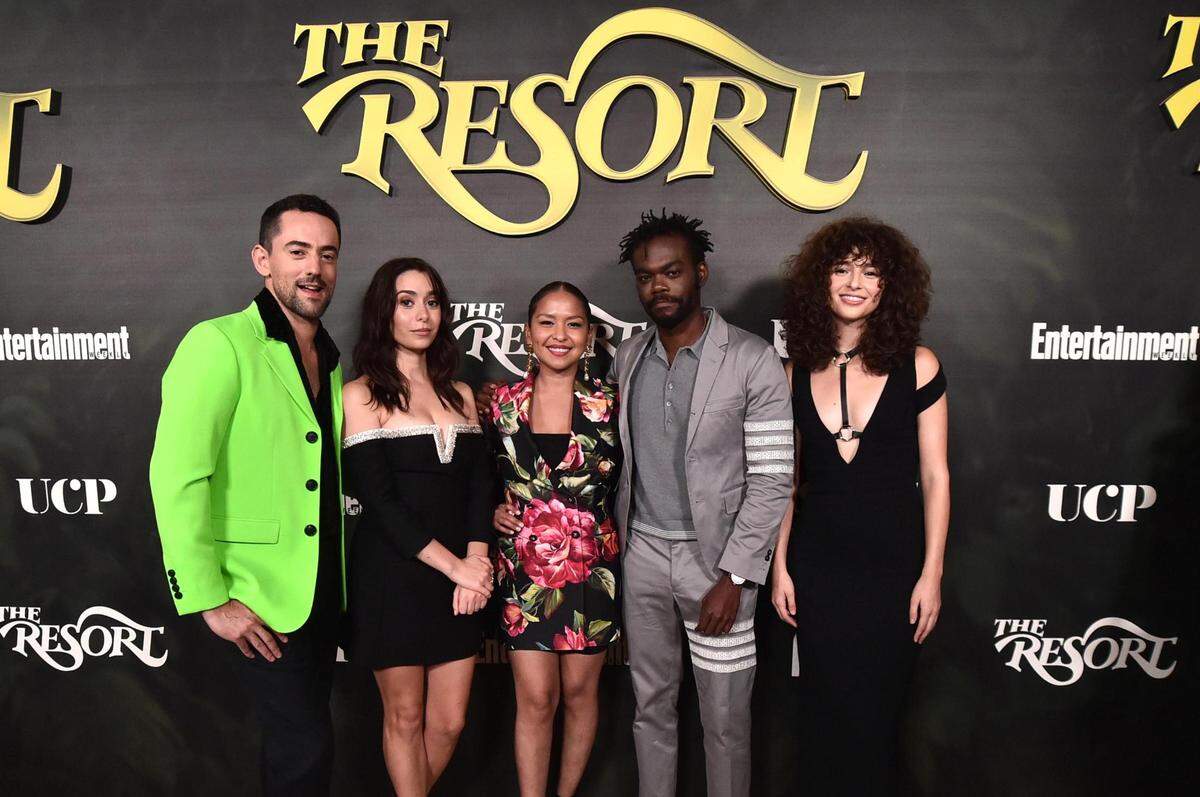 El actor mexicano Luis Gerardo Méndez, izquierda, junto a Cristin Milioti, Gabriela Cartol, William Jackson Harper, y Nina Bloomgarden en el evento de estreno de la película ‘The Resort’ el 25 de julio de 2022, en The Hollywood Roosevelt en California.