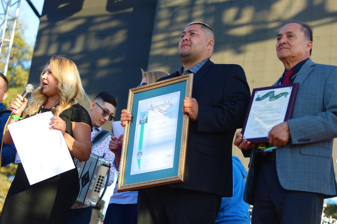 La familia Torres, que incluye los hermanos Euler (centro) y Esau Torres, mejor conocidos como los Malandrines, recibieron un reconocimiento por parte de los Supervisores del Condado de Tulare y la Legislatura estatal por sus contribuciones a la comunidad durante el evento MicheFest 2019 en Visalia.