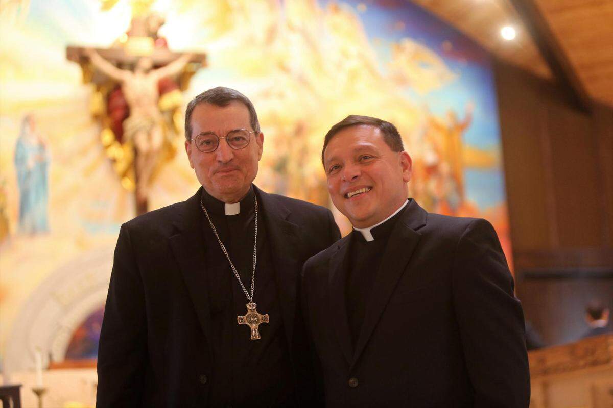 El obispo de la diócesis de Fresno, Joseph V. Brennan, y el párroco, P. Alex Chávez, antes de la misa de dedicación de San Carlos Borromeo en Visalia. Ahora es la parroquia católica más grande de Norteamérica.