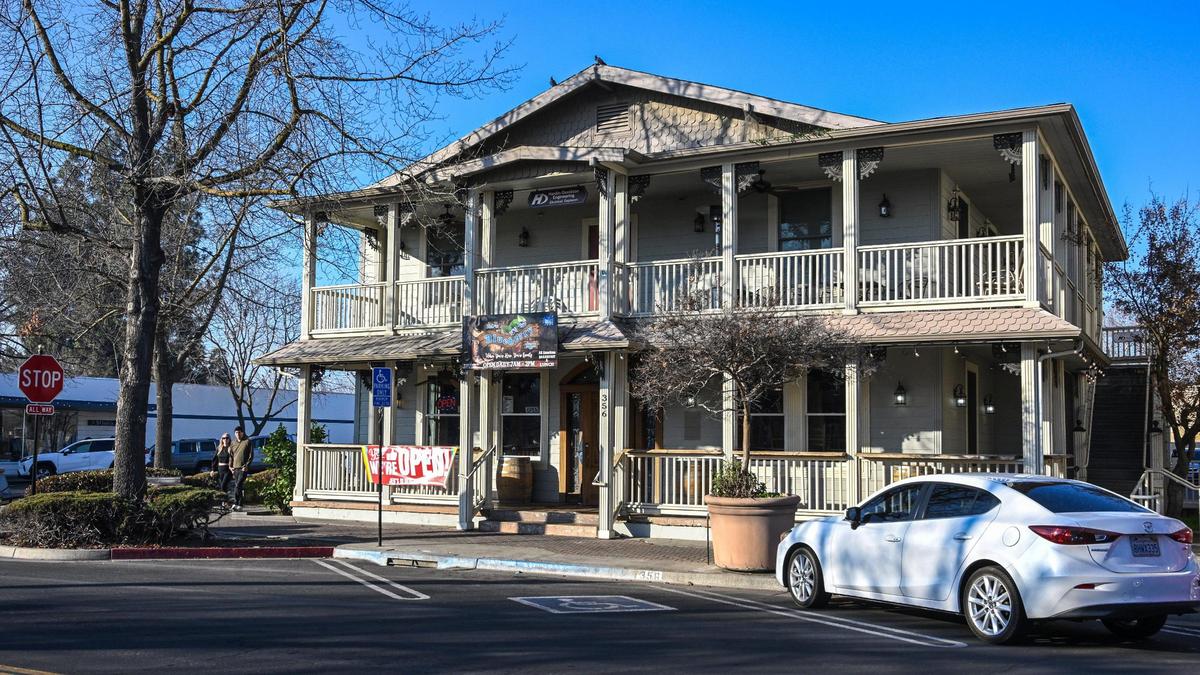 Jeb’s Blueberry Hill recently moved from a rough part of town at Blackstone and Dakota avenues and into the historic Hoblitt Hotel in Old Town Clovis.
