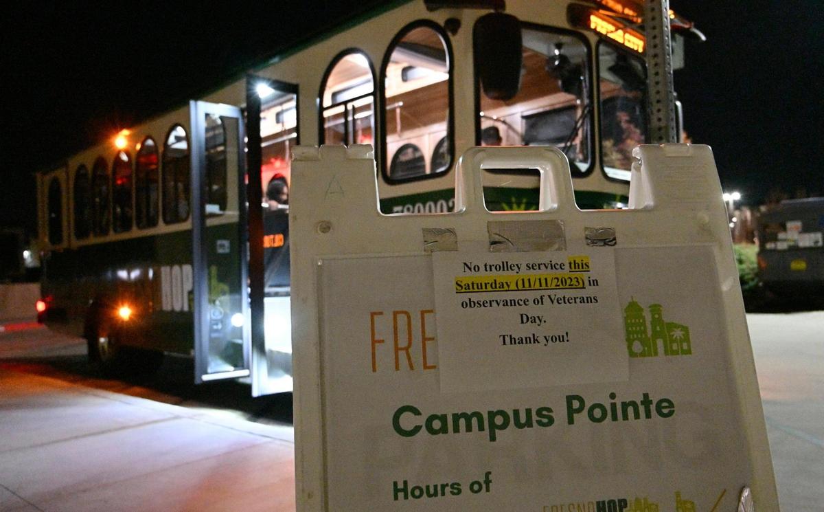 El nuevo FresnoHOP de la ciudad de Fresno espera a los pasajeros en Campus Pointe de Fresno State la noche del viernes 10 de noviembre de 2023, en Fresno. El nuevo servicio saldrá cada hora en punto desde dos lugares clave, el Tower District y Campus Pointe los jueves de 5 p.m. a medianoche y los viernes y sábados de 5 p.m. a 1a.m.