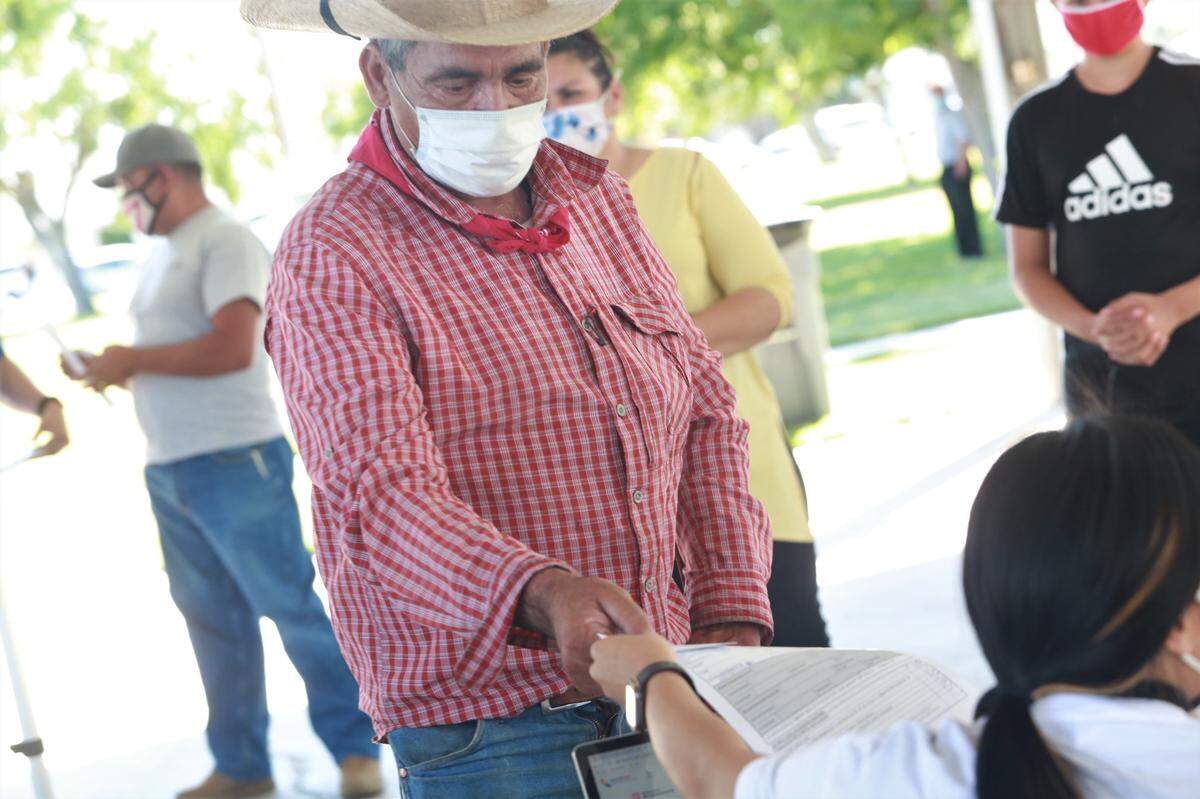El residente de Dos Palos J. Jesús Rivera Mendoza de 65 años, espera su turno para tomar la vacuna en un evento en Firebaugh el 11 de junio del 2021.