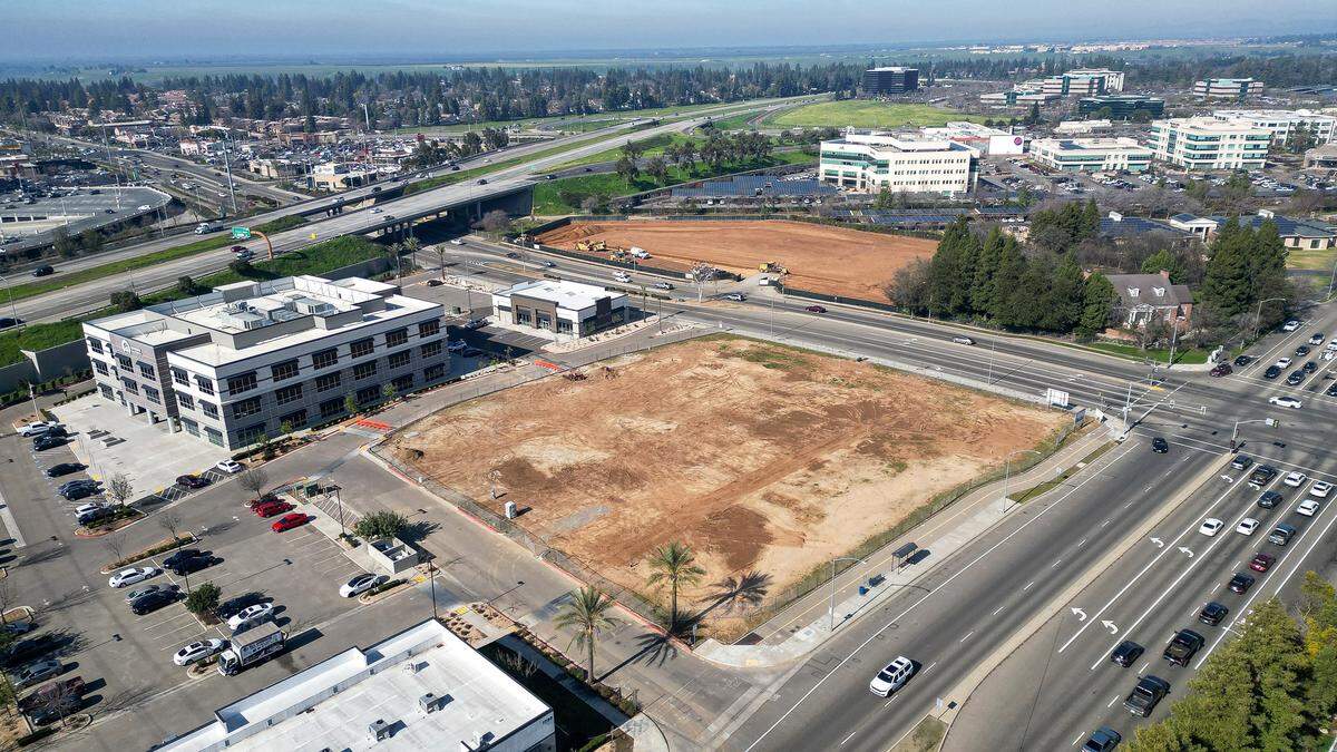 Construction grading is going on in an empty lot east of Freeway 41 on the north side of Nees Avenue in north Fresno on Tuesday, Jan. 27, 2026. Another lot, below, looks to be awaiting construction work as well.