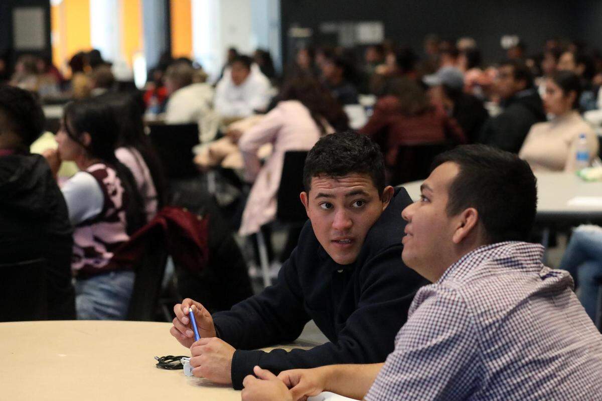 Estudiantes que están cursando la carrera de Ingeniero agrónomo especialista en parasitología agrícola, en la Universidad Autónoma Chapingo, una de las principales instituciones agrícolas de México, visitan la Universidad de California, Merced el 1 de marzo durante un viaje educativo de 10 días a los Estados Unidos.