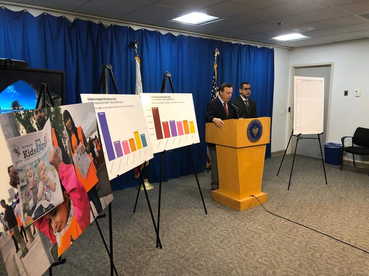 Durante una rueda de prensa el miércoles 20 de marzo, los concejales de Fresno Garry Bredefeld, izquierda, y Miguel Arias, derecha, piden al procurador general de California Rob Bonta que investigue el Valley Children's Hospital.