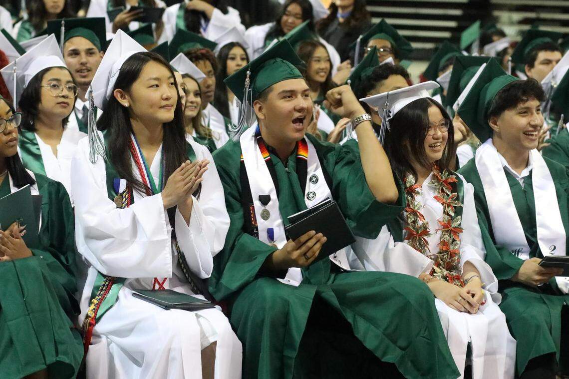 Un grupo de estudiantes durante la ceremonia de graduación de Hoover High, celebrada en el Save Mart Center, el 6 de junio de 2023.