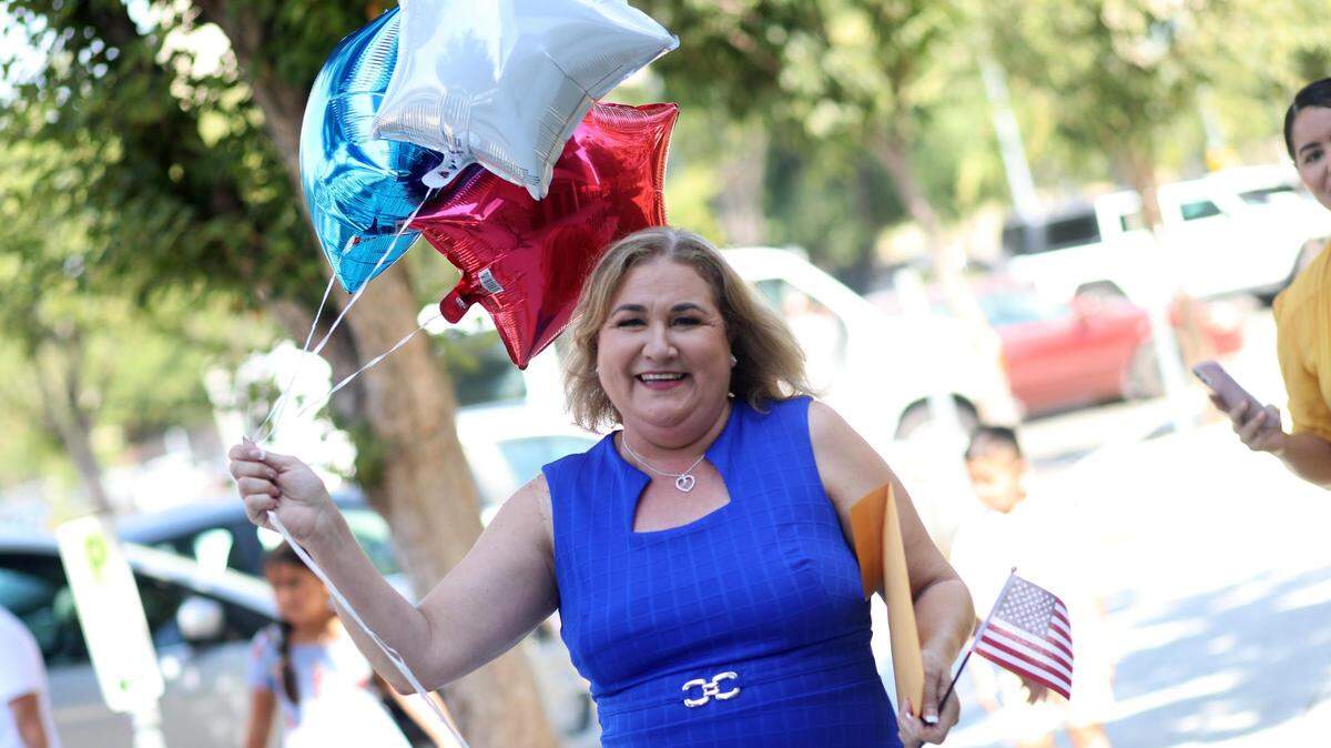 María del Rosario Díaz de Reyes fue una de las personas del Valle proveniente de varios países incluyendo México que tomaron juramento a la bandera de los Estados Unidos durante una ceremonia de naturalización en la oficina del USCIS en Fresno el martes, 18 de julio.