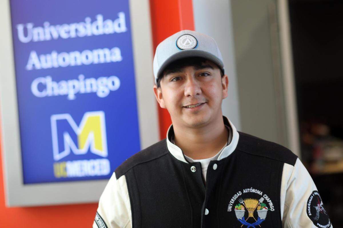 Fabian Martínez, estudiante de la Universidad Autónoma Chapingo visita la Universidad de California, Merced el 1 de marzo durante un viaje educativo de 10 días a los Estados Unidos.