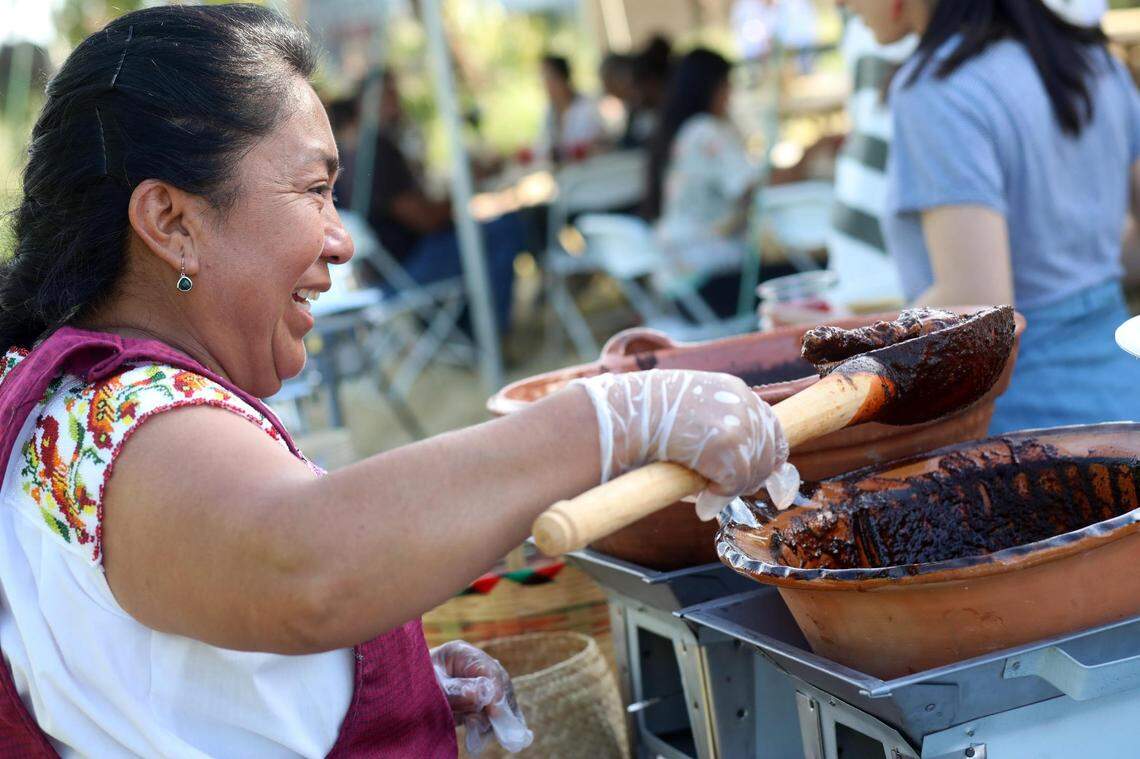 Rosa Hernández, mixteca, quien es cofundadora del Colectivo Sabor a Mi Tierra, compartió su conocimiento culinario ancestral sobre el mole mixteco durante Cocina cultural: ‘el sabor del hogar: cada platillo cuenta una historia’ a finales del mes de abril en Madera.