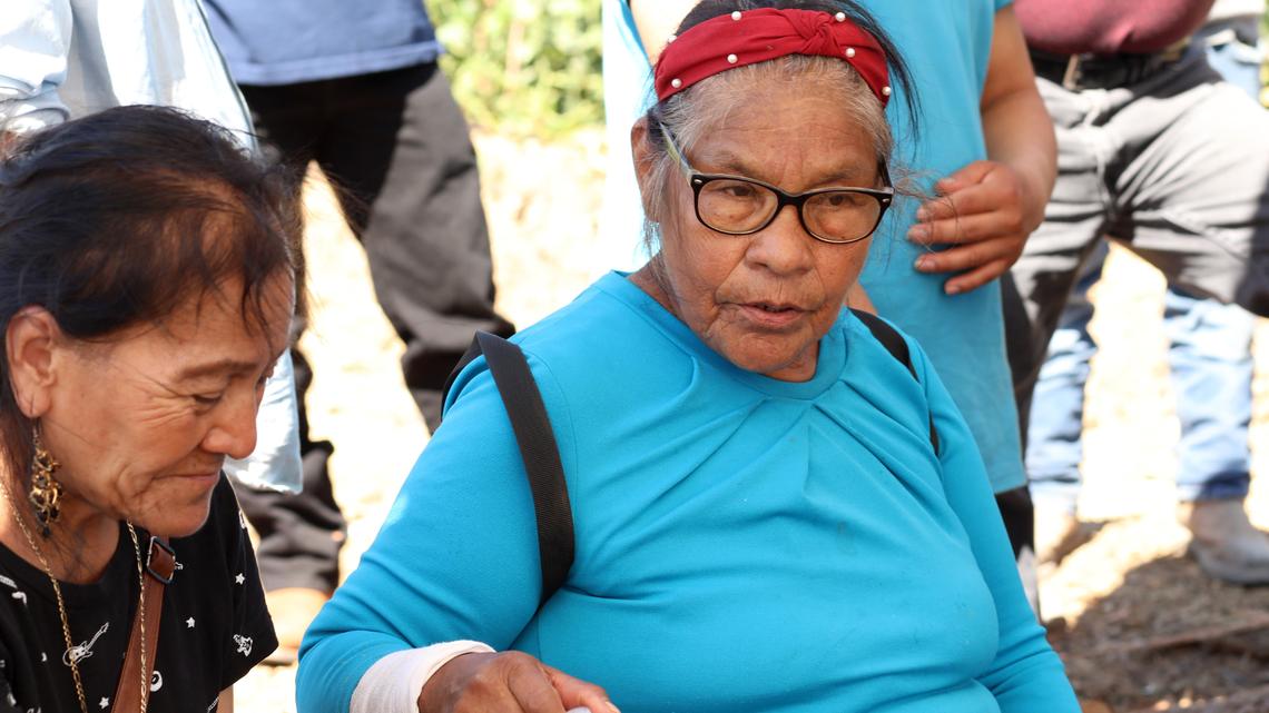 The 70-year-old Alejandra Ordaz (right), who lives in Madera and has been working in the fields for 25 years, said that “because of my age they also don’t want to give me work because it is too hot.”
