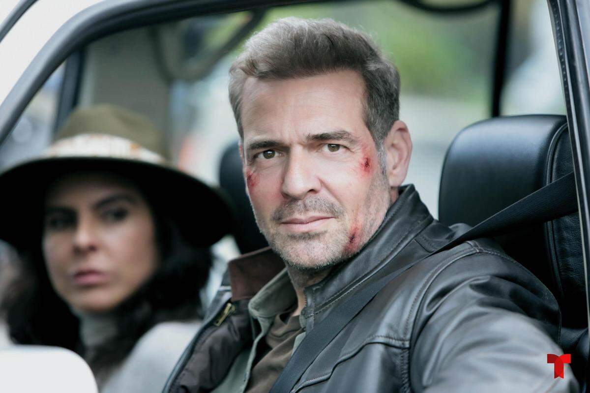 Los actores Pepe Rapazote y Kate del Castillo en una escena de La Reina del Sur 3.