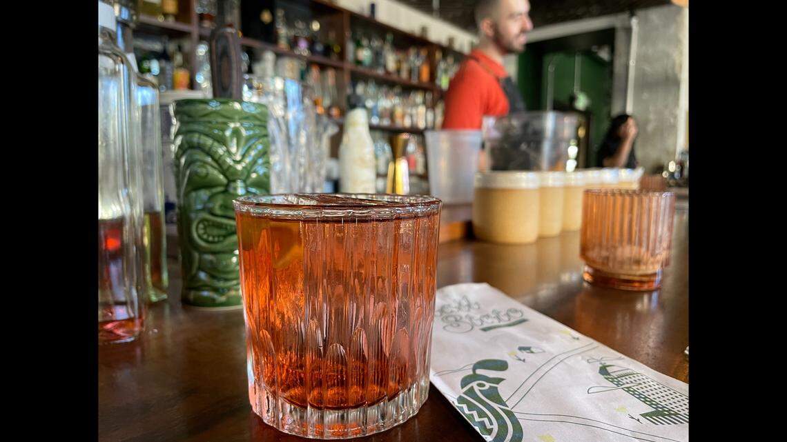 Oaxacan on Sunshine, un coctel del bar y restaurante Quail State, en el centro de Fresno, es uno de los muchos cocteles artesanales con mezcal que se pueden encontrar en Fresno, California.