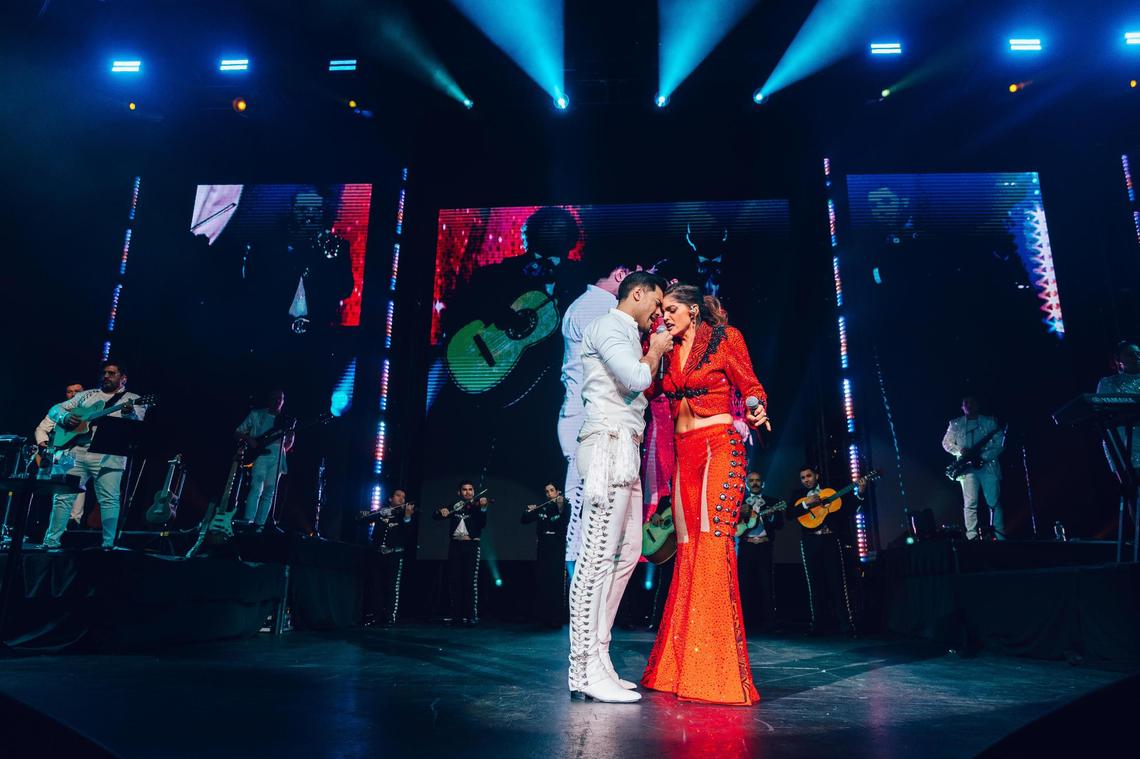 Carlos Rivera cierra su gira ‘Carlos XX US Tour’ con éxito en Los Ángeles con la participación especial de Ana Bárbara.