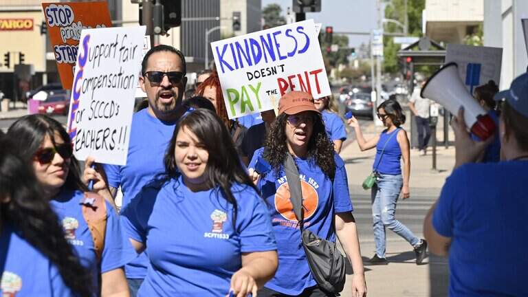 Junior college instructors take contract message to Fresno district. ‘Show of power’