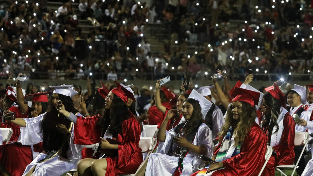 Mientras que ciertos detalles, como el costo y una fecha específica, siguen siendo poco claros, el distrito está en camino de realizar su primera celebración de graduación latinx esta primavera. Los estudiantes propusieron McLane High School como el lugar para realizar la graduación. (Foto de archivo de The Bee)
