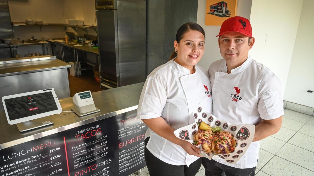 Los propietarios de Taco Pinto, Maritza Silva y Luciano Morfín, sostienen un plato de sus tacos de camarones fritos, que ganaron el premio de los jueces en el Taco Truck Throwdown en 2019 y 2021. Después de operar un camión de comida o remolque desde 2019, Taco Pinto comenzó a servir el almuerzo en un local en West Shaw Avenue en North Van Ness Blvd. en Fresno.