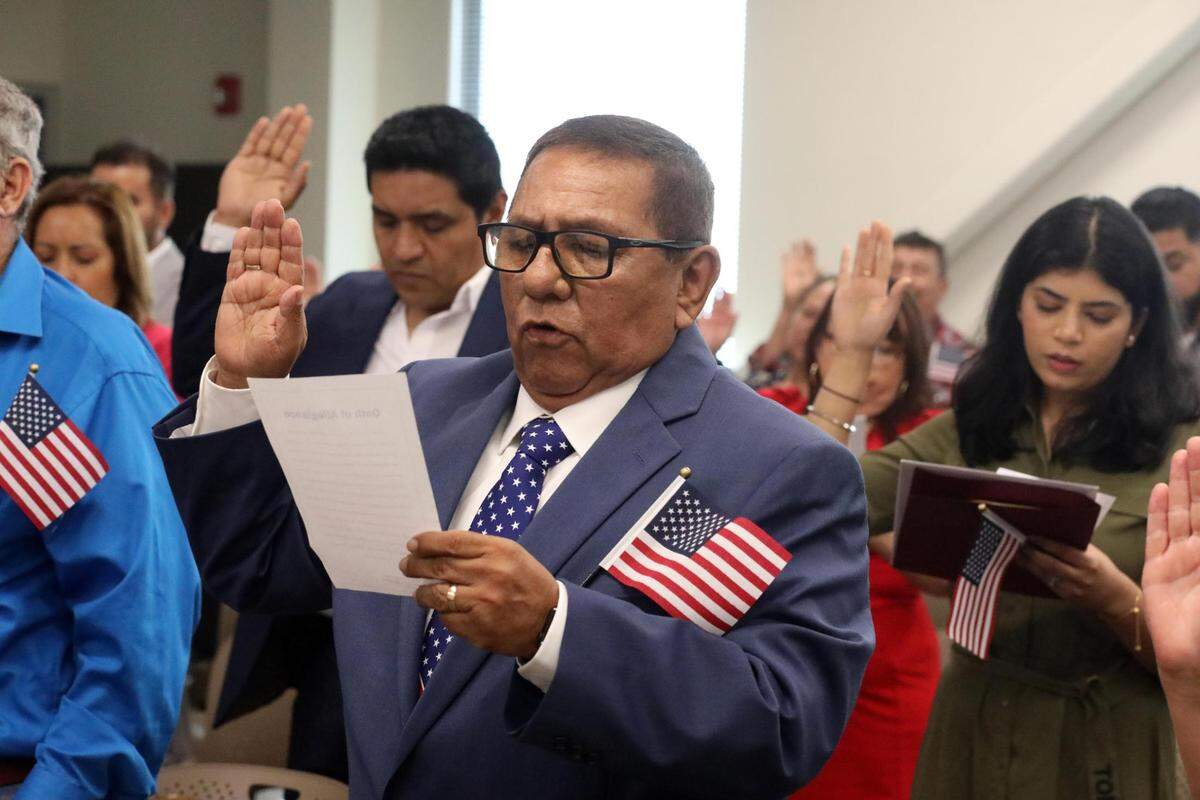 Carlos Alfonso Barbaran Meza, quien es originario de Lima, Perú, es unas las 38 personas provenientes de 12 países - incluyendo El Salvador (3), México (19), Honduras (1) y Perú (1) - que tomaron juramento a la bandera de los Estados Unidos en la mañana del martes (29 de agosto) durante una ceremonia de naturalización en la oficina del USCIS en Fresno.