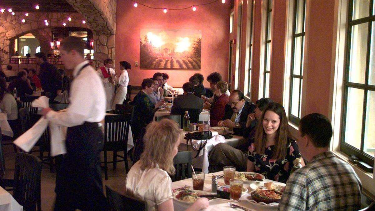Diners at the then newly opened Romano’s Macaroni Grill at the Marketplace at River Park shopping center in 1998.