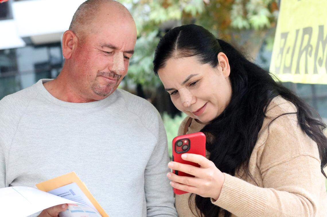 María Barragán esperó afuera de la oficina de Fresno del Servicio de Ciudadanía e Inmigración de Estados Unidos. mientras su esposo Jesús Barragán prestaba juramento en una ceremonia de naturalización en el interior, el 20 de diciembre de 2023. Una vez concluida la ceremonia, Barragán se reunió con él y le hizo una videollamada con algunos familiares para que pudieran verle como nuevo ciudadano naturalizado.