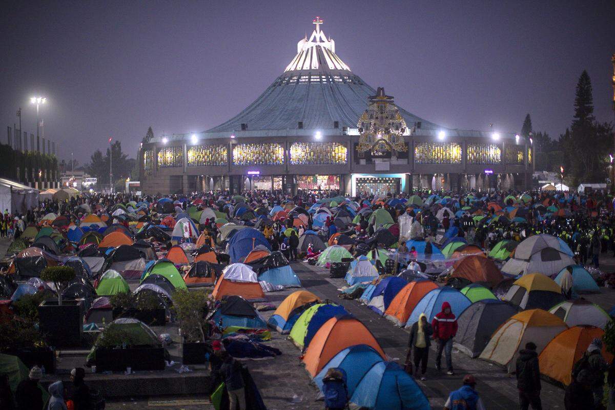 Miles de fieles católicos pasaron la noche en el atrio de la Basílica de Guadalupe, en el 492 aniversario de la aparición de la Virgen de Guadalupe a San Juan Diego hoy, en Ciudad de México.