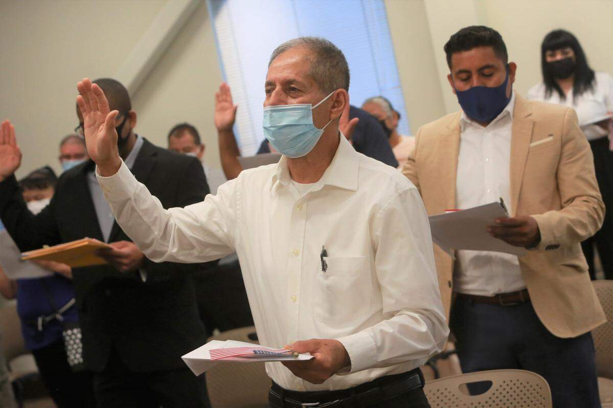 José Guadalupe Quezada Sandoval, quien es originario de Jalpa, Zacatecas, México, fue una de las 102 personas del Valle provenientes de 20 países que tomaron juramento a la bandera de los Estados Unidos la mañana del jueves (21 de julio) en las oficinas del Servicio de Ciudadanía e Inmigración de Estados Unidos en Fresno.