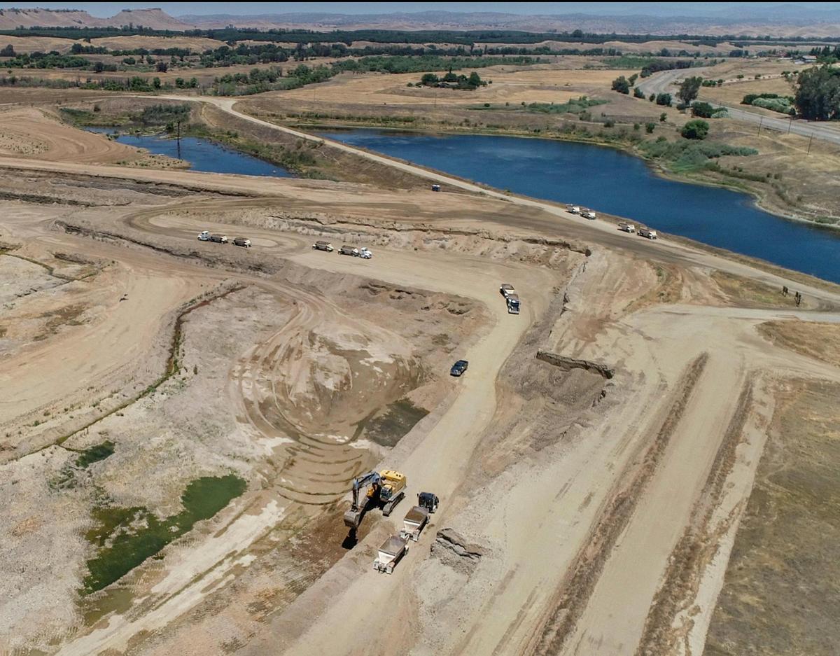 El sitio de la cantera de CEMEX en esta imagen de drone a una milla y media por la carretera de la planta en Rockfield de la compañía en Friant el miércoles 17 de junio de 2020. La compañía solicitó al Condado de Fresno continuar la explotación de la cantera durante 100 años, y usar voladuras y perforaciones para extraer un pozo de 600 pies de profundidad.