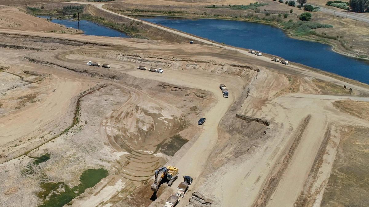 El sitio de la cantera de CEMEX se ve en esta imagen de drone a milla y media carretera abajo de la planta de grava Rockfield de la compañía en Friant, el miércoles 17 de junio de 2020. La compañía solicitó al Condado de Fresno continuar la extracción en la cantera durante 100 años, y usar detonaciones y perforaciones para explotar un pozo de 600 pies de profundidad.