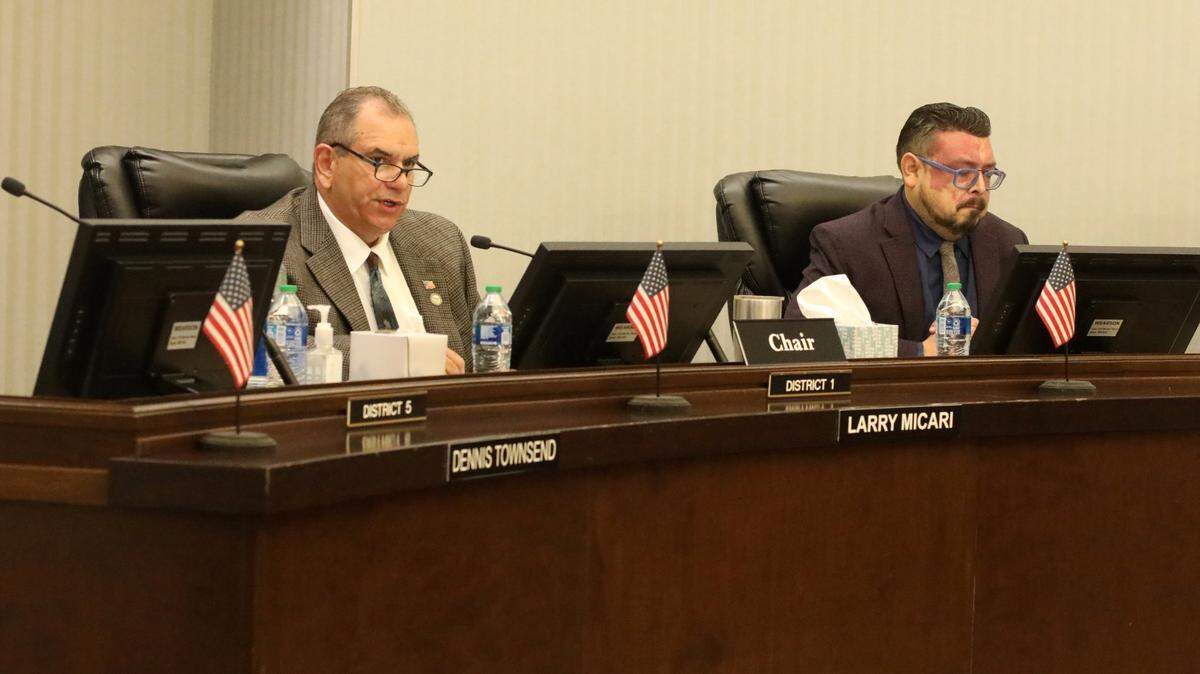 El supervisor Eddie Valero (derecha) aceptó las disculpas del presidente de la Junta de Supervisores del Condado de Tulare, Larry Micari (izquierda), y pidió que "la comunicación abierta y el respeto mutuo guíen nuestras interacciones".