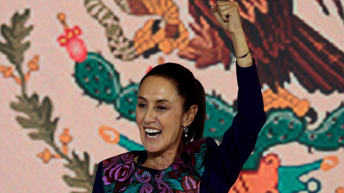 La candidata oficialista a la presidencia de México, Claudia Sheinbaum, habla durante una conferencia de prensa este lunes en la Ciudad de México (México). La oficialista Claudia Sheinbaum será la primera mujer presidenta de México tras obtener entre un 58.3% y un 60.7% de los votos en las elecciones de este domingo, según el conteo rápido del Instituto Nacional Electoral (INE).