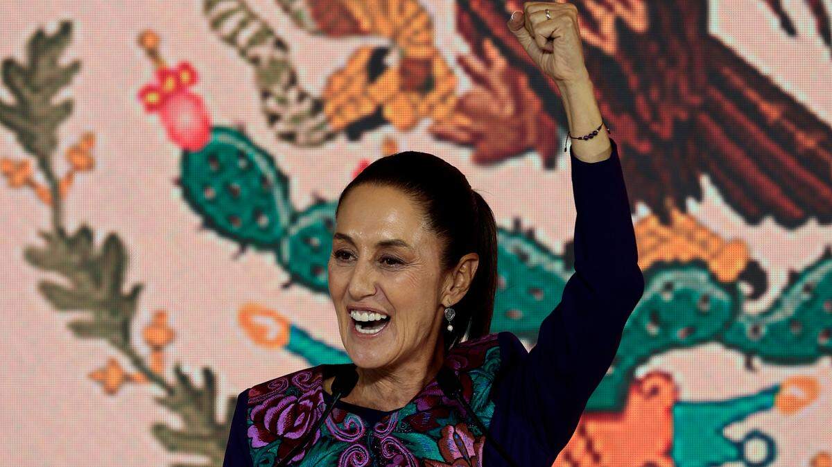 La candidata oficialista a la presidencia de México, Claudia Sheinbaum, habla durante una conferencia de prensa este lunes en la Ciudad de México (México). La oficialista Claudia Sheinbaum será la primera mujer presidenta de México tras obtener entre un 58.3% y un 60.7% de los votos en las elecciones de este domingo, según el conteo rápido del Instituto Nacional Electoral (INE).