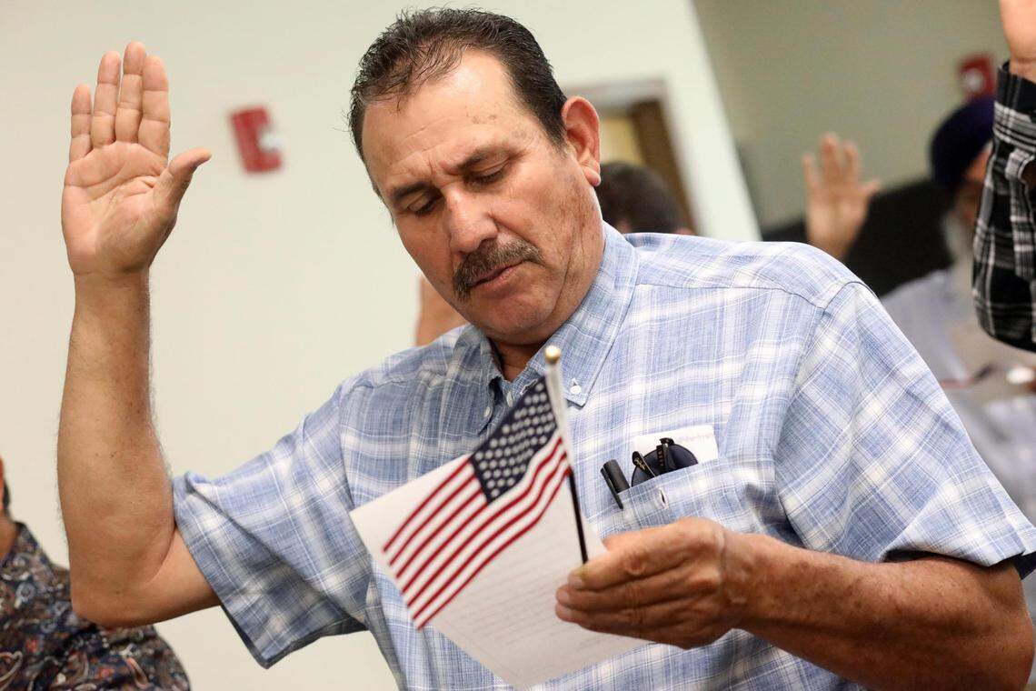 Pedro Castillo, de origen mexicano, es una de las personas del Valle proveniente de varios países que tomaron juramento a la bandera de los Estados Unidos la mañana del miércoles (26 de abril) durante una ceremonia de naturalización en la oficina del Servicios de Inmigración y Ciudadanía de los Estados Unidos en Fresno.