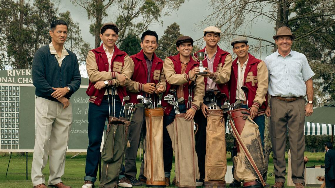Los actores Jay Hernández y Dennis Quaid con los novatos Julián Works como Joe Treviño, Christian Gallegos como Mario Lomas, Gregory Díaz IV como Gene Vásquez, Miguel Ángel García como Felipe Romero y José Julián como Lupe Felan en la película dirigida por latinos 'The Long Game', inspirada en el libro 'Mustang Miracle'. Se estrena en cines de todo el país el 12 de abril.