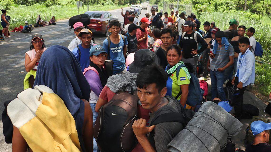 Migrants rest on the side of a road this Saturday in Chiapas (Mexico). Migrants stranded on the border between Mexico and Guatemala asked the next president of Mexico, Claudia Sheinbaum, this Saturday for relief to address irregular migration from South America and Central America, in their attempt to reach the United States despite restrictive measures./ Migrantes descansan a un costado de una carretera este sábado en Chiapas (México). Migrantes varados en los límites fronterizos de México y Guatemala, pidieron este sábado a la próxima presidenta de México, Claudia Sheinbaum, un alivio para atender a la migración irregular proveniente de Suramérica y Centroamérica, en su intento por llegar a EE.UU. a pesar de las medidas restrictivas.