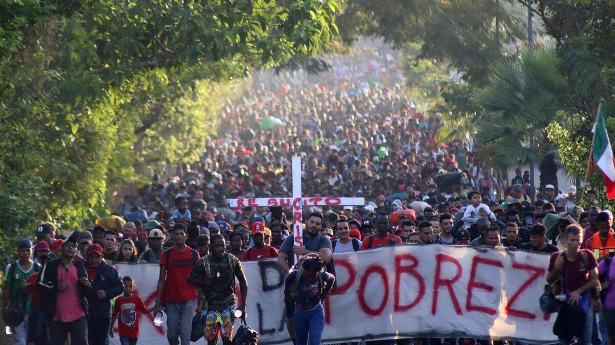 Migrantes salen en caravana este domingo hacia Estado Unidos, desde la ciudad de Tapachula en el estado de Chiapas (México). En vísperas de la visita de una delegación de Estados Unidos para abordar la crisis migratoria, una caravana de más de 10,000 migrantes partió este domingo de la frontera sur de México en pleno día de Nochebuena para presionar a ambos gobiernos.