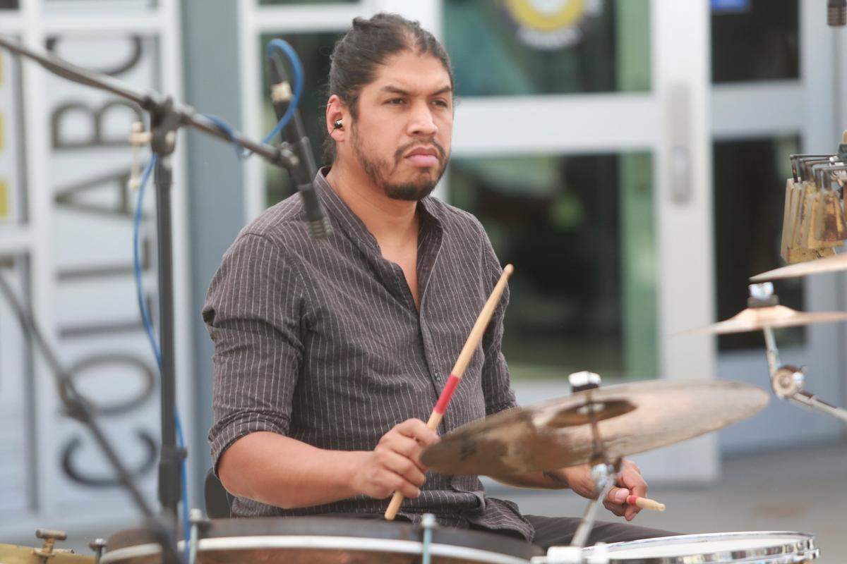 Pablo Márquez miembro de la banda mixteca Pasatono Orquesta. Pasatono se presentó el 13 de agosto en las instalaciones del Colegio Comunitario de Madera deleitando a los presentes con su música durante el primer Foro de Comunidades Indígenas mexicanas en el Exterior organizado por el Consulado de México en Fresno. Ellos compartieron la riqueza cultural de los pueblos indígenas mexicanos a través de su música.