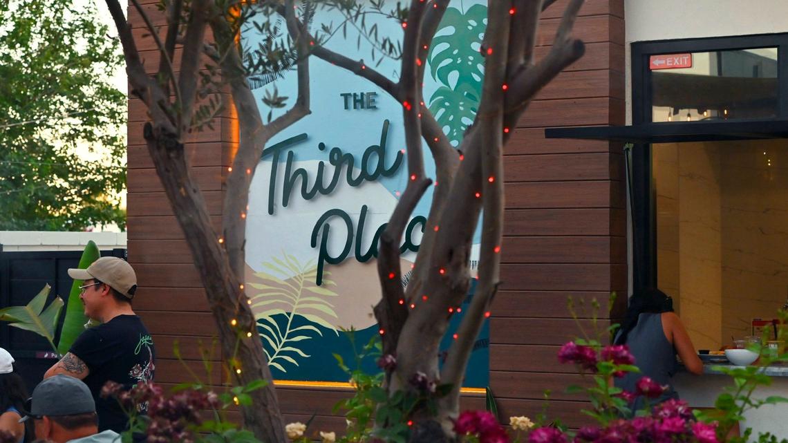 El Third Place Global Eatery cuenta con un patio con rociadores, sombra y un bar que sirve cerveza de Crow &amp; Wolf, en Clovis.