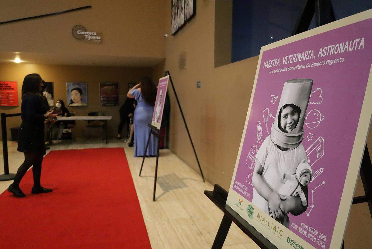 Fotografía de un aviso publicitario durante la presentación de telenovela comunitaria ‘Maestra, Veterinaria, Astronauta’ en el centro cultural de Tijuana, en Baja California.