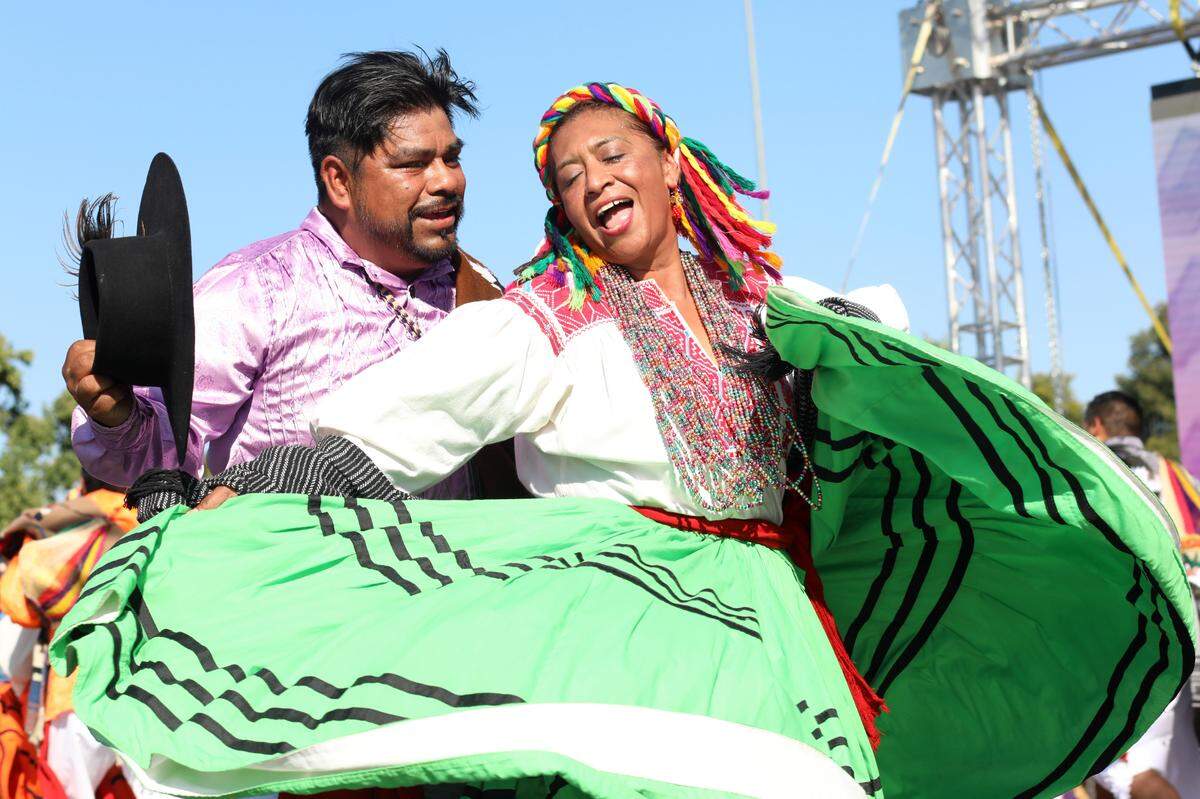 Jarabe Ejuteco por el grupo Los Ejutecos de Milpitas durante la “Vive la Guelaguetza 2023” en Madera el 8 de octubre.