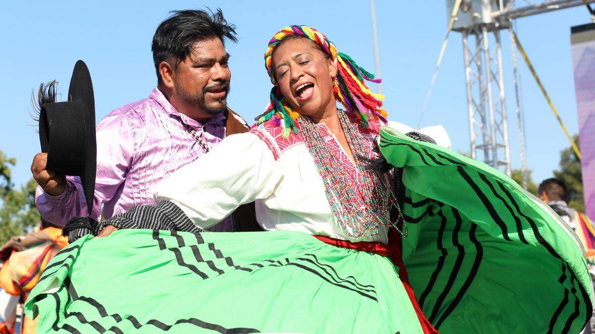 Jarabe Ejuteco por el grupo Los Ejutecos de Milpitas durante la “Vive la Guelaguetza 2023” en Madera el 8 de octubre.