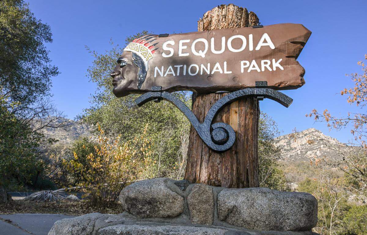 La señal de entrada al Parque Nacional de Sequoia, con una gran cabeza de indígena tallada en madera de secuoya gigante, se encuentra cerca de la entrada sur del parque.